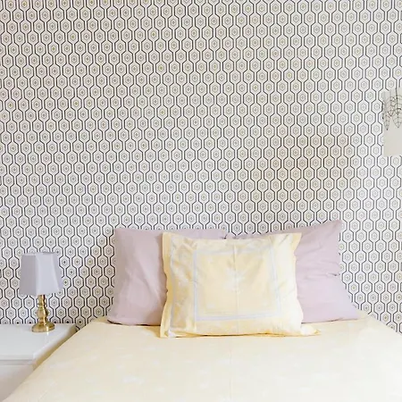 8 Beautiful, Bright And Quiet Apartment *